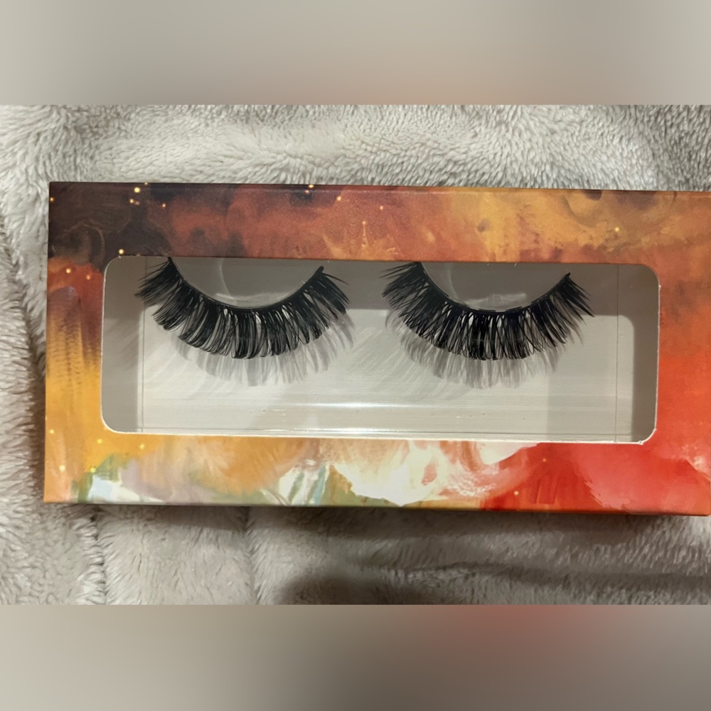 Lashes - Picture 4 of 4